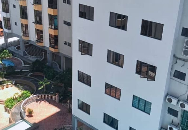 Straits Court Condominium Pasir Emas