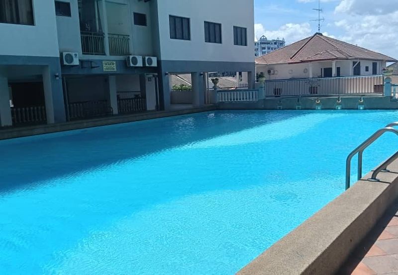 Straits Court Condominium Pasir Emas