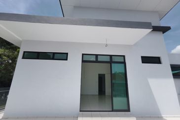 SPACIOUS 5-bed Double 2 Storey Bungalow Banglo Batu Berendam