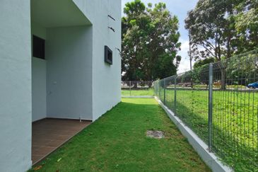 SPACIOUS 5-bed Double 2 Storey Bungalow Banglo Batu Berendam