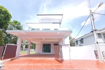 SPACIOUS 5-bed Double 2 Storey Bungalow Banglo Batu Berendam
