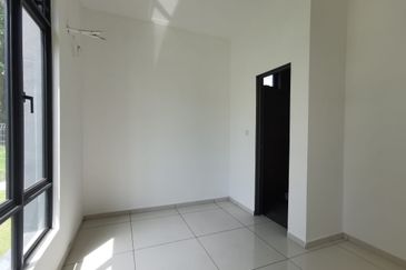 SPACIOUS 5-bed Double 2 Storey Bungalow Banglo Batu Berendam