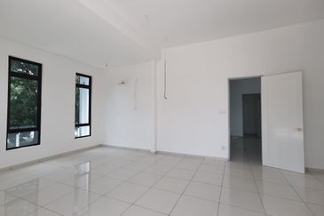 SPACIOUS 5-bed Double 2 Storey Bungalow Banglo Batu Berendam