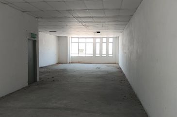 FACING MAINROAD Ground Floor 3 Storey Shop Office in Semabok Jaya