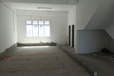 FACING MAINROAD Ground Floor 3 Storey Shop Office in Semabok Jaya