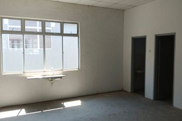 FACING MAINROAD Ground Floor 3 Storey Shop Office in Semabok Jaya