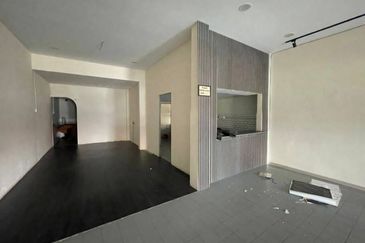 FACING MAINROAD Ground Floor Shop in Gajah Berang Melaka City Centre