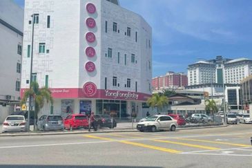 FACING MAINROAD Ground Floor Shop in Gajah Berang Melaka City Centre