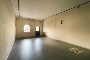 FACING MAINROAD Ground Floor Shop in Gajah Berang Melaka City Centre