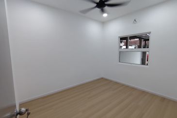 NEWLY RENOVATED & Fully Extended Freehold 3-bed Single 1 Storey House Taman Pertama Batu Berendam