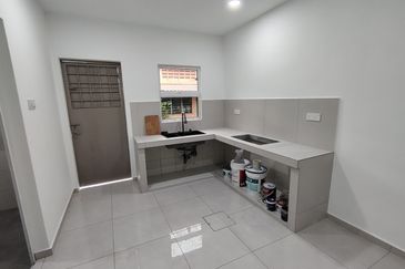 NEWLY RENOVATED & Fully Extended Freehold 3-bed Single 1 Storey House Taman Pertama Batu Berendam