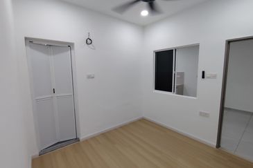 NEWLY RENOVATED & Fully Extended Freehold 3-bed Single 1 Storey House Taman Pertama Batu Berendam