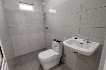 NEWLY RENOVATED & Fully Extended Freehold 3-bed Single 1 Storey House Taman Pertama Batu Berendam