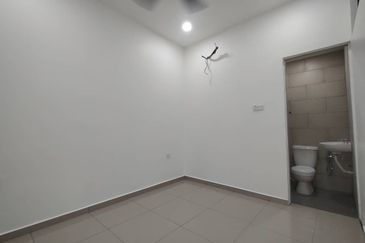 100% RENOVATED & Extended Freehold 5-bed 1 Storey House in Kampung 5 Melaka City Centre