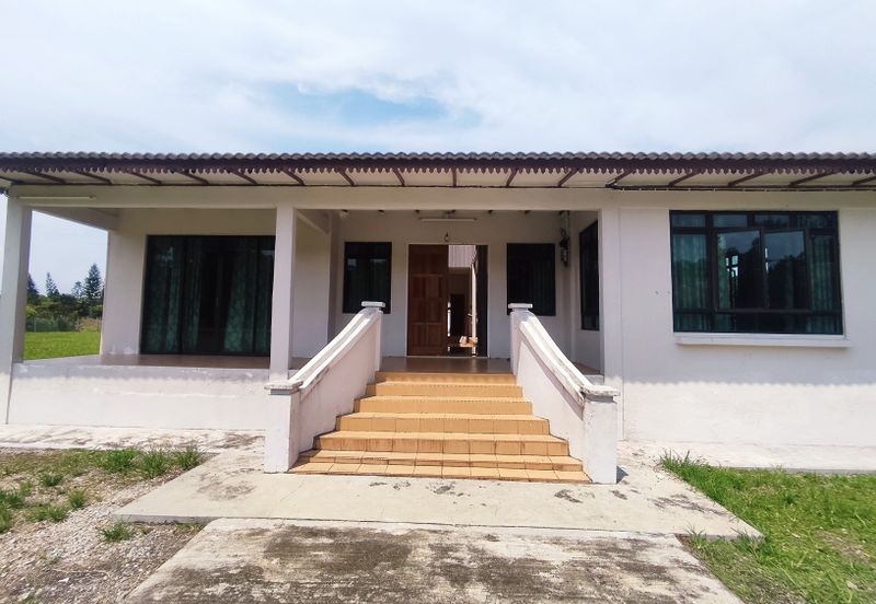VACATION HOME 4-bed 1 Storey Banglo Single Storey Bungalow with Big Land Nusa Dusun Kuala Sungai Baru Kuala Linggi