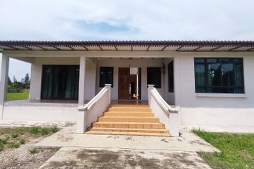 VACATION HOME 4-bed 1 Storey Banglo Single Storey Bungalow with Big Land Nusa Dusun Kuala Sungai Baru Kuala Linggi