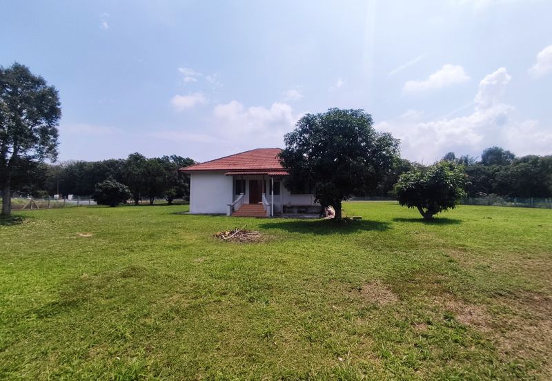 VACATION HOME 4-bed 1 Storey Banglo Single Storey Bungalow with Big Land Nusa Dusun Kuala Sungai Baru Kuala Linggi