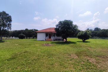 VACATION HOME 4-bed 1 Storey Banglo Single Storey Bungalow with Big Land Nusa Dusun Kuala Sungai Baru Kuala Linggi