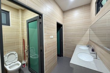 DETACHED FACTORY 2-Storey Office Building & Extra Land in Kawasan Perindustrian Pulau Sebang Tampin