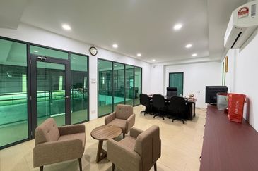 DETACHED FACTORY 2-Storey Office Building & Extra Land in Kawasan Perindustrian Pulau Sebang Tampin