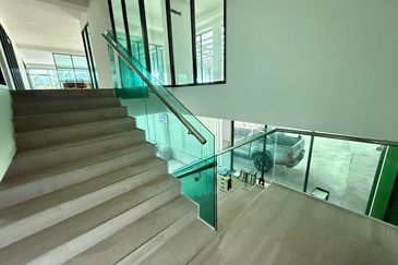 DETACHED FACTORY 2-Storey Office Building & Extra Land in Kawasan Perindustrian Pulau Sebang Tampin