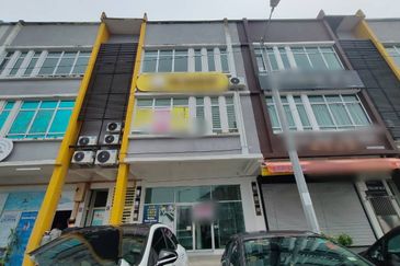 STRATEGIC Renovated Ground Floor Shop in Plaza Semabok