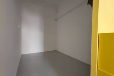 STRATEGIC Renovated Ground Floor Shop in Plaza Semabok