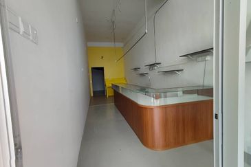 STRATEGIC Renovated Ground Floor Shop in Plaza Semabok