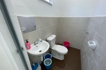 BELOW BANK VALUE Good Condition Freehold 4-bed 2 Storey House in Scientex Durian Tunggal 2