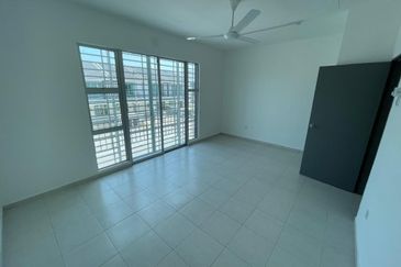 BELOW BANK VALUE Good Condition Freehold 4-bed 2 Storey House in Scientex Durian Tunggal 2