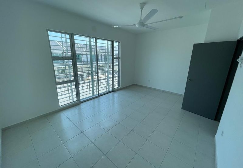 BELOW BANK VALUE Good Condition Freehold 4-bed 2 Storey House in Scientex Durian Tunggal 2