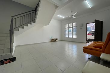 BELOW BANK VALUE Good Condition Freehold 4-bed 2 Storey House in Scientex Durian Tunggal 2