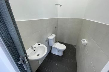 BELOW BANK VALUE Good Condition Freehold 4-bed 2 Storey House in Scientex Durian Tunggal 2