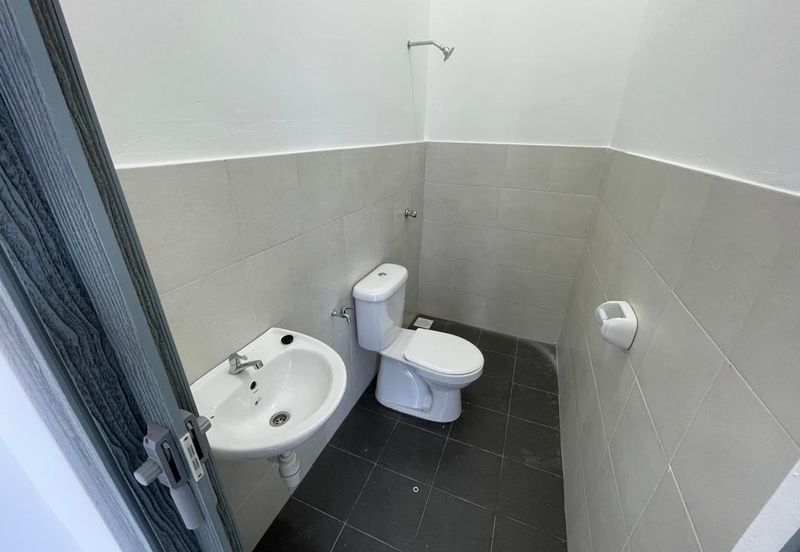 BELOW BANK VALUE Good Condition Freehold 4-bed 2 Storey House in Scientex Durian Tunggal 2