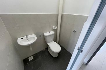 BELOW BANK VALUE Good Condition Freehold 4-bed 2 Storey House in Scientex Durian Tunggal 2