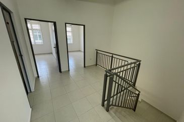 BELOW BANK VALUE Good Condition Freehold 4-bed 2 Storey House in Scientex Durian Tunggal 2