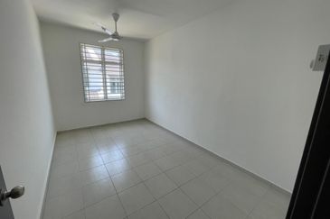 BELOW BANK VALUE Good Condition Freehold 4-bed 2 Storey House in Scientex Durian Tunggal 2