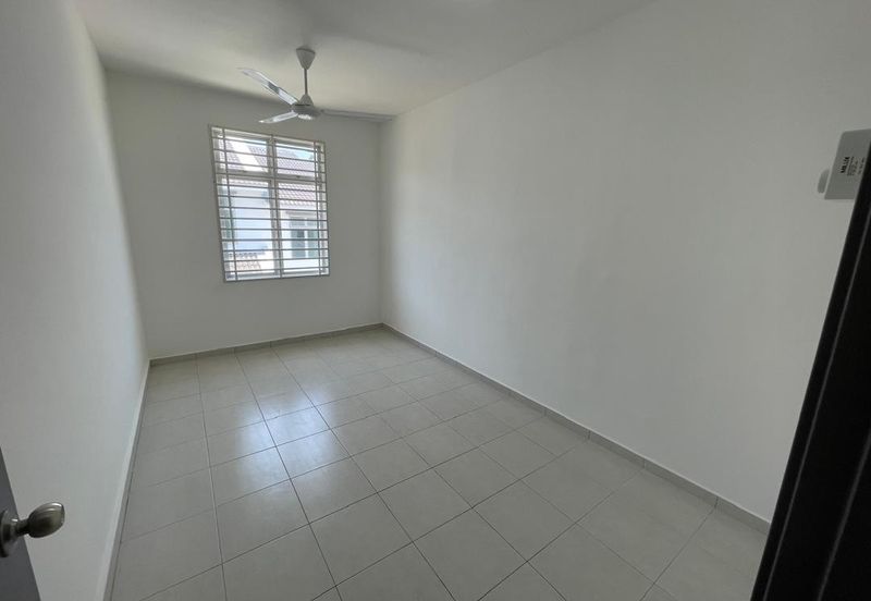 BELOW BANK VALUE Good Condition Freehold 4-bed 2 Storey House in Scientex Durian Tunggal 2