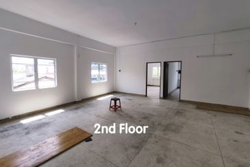 END LOT Facing Main Road Ground Floor 3 Storey Shoplot near Pay Fong in Ong Kim Wee
