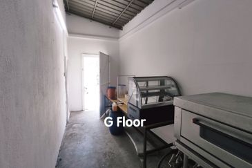 END LOT Facing Main Road Ground Floor 3 Storey Shoplot near Pay Fong in Ong Kim Wee