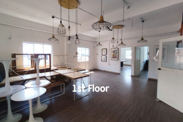 END LOT Facing Main Road Ground Floor 3 Storey Shoplot near Pay Fong in Ong Kim Wee