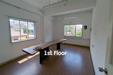 END LOT Facing Main Road Ground Floor 3 Storey Shoplot near Pay Fong in Ong Kim Wee