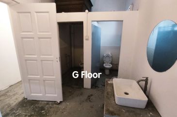 END LOT Facing Main Road Ground Floor 3 Storey Shoplot near Pay Fong in Ong Kim Wee