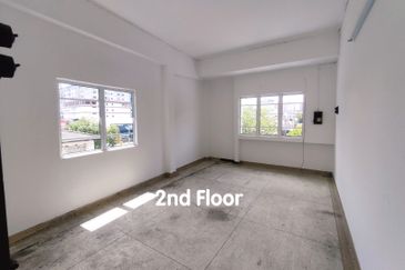 END LOT Facing Main Road Ground Floor 3 Storey Shoplot near Pay Fong in Ong Kim Wee