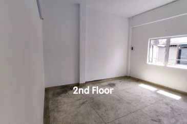 END LOT Facing Main Road Ground Floor 3 Storey Shoplot near Pay Fong in Ong Kim Wee