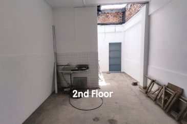 END LOT Facing Main Road Ground Floor 3 Storey Shoplot near Pay Fong in Ong Kim Wee