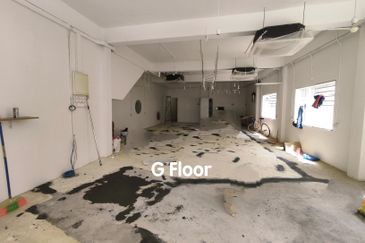END LOT Facing Main Road Ground Floor 3 Storey Shoplot near Pay Fong in Ong Kim Wee