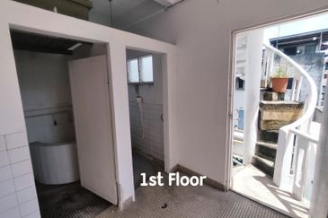 END LOT Facing Main Road Ground Floor 3 Storey Shoplot near Pay Fong in Ong Kim Wee