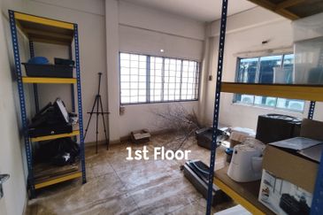 END LOT Facing Main Road Ground Floor 3 Storey Shoplot near Pay Fong in Ong Kim Wee
