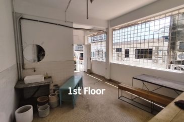 END LOT Facing Main Road Ground Floor 3 Storey Shoplot near Pay Fong in Ong Kim Wee